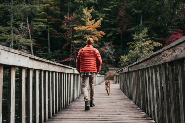 ペットと一緒に散歩する男性