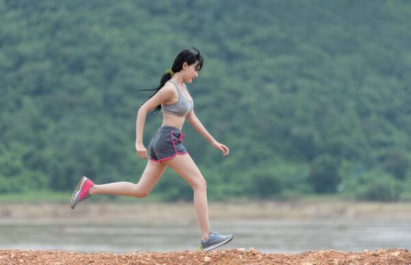 姿勢に気を付けながらウォーキングする人